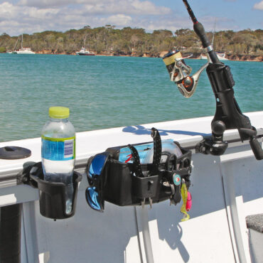 In alluminio anodizzato preforato.