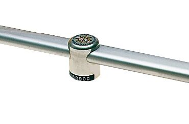 In alluminio lucidato e anodizzato naturale.