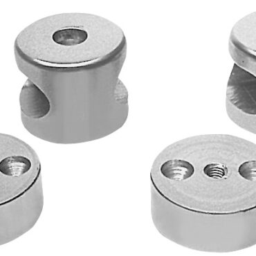 In alluminio anodizzato, divisi in due, onde poter fissare da sopra la parte bassa con viti autofilettanti e sovrapporre poi la parte superiore. Sono utili dove non si possa accedere dall’interno per fissare i prigionieri.