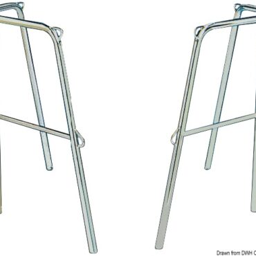 In acciaio inox AISI 316. In due pezzi, adatto per vele fino a 9 m. Munito di tubo intermedio di rinforzo.