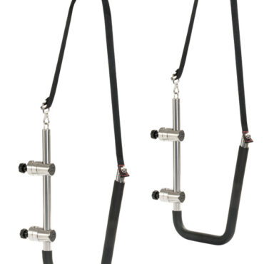 Tramite questo kit si può fissare la tavola o la passerella fuori bordo.Si fissa al corrimano grazie a dei morsetti regolabili a 360°. Il sistema di attacchi rotanti consente a ciascun braccio di essere ruotato quando non in uso o di essere ruotato con un angolo più stretto per adattarsi meglio al SUP o a passerelle più strette.Ogni braccio dispone di una protezioni in PVC schiumato ad alta intensità, che protegge il SUP o la passerella dalle abrasioni e cinghie regolabili e facilmente removibili. Versione Standard: si adatta a tubi di diametro variabile da 22 a 30 mm con accessori per fissaggio in plastica.Versione Delux: si adatta a tubi di diametro variabile da 20 a 28 mm con accessori per fissaggio in acciaio inox AISI 316 e manopole per sgancio rapido.