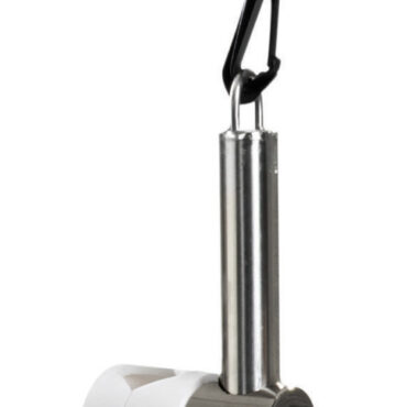 Tramite questo kit si può fissare la tavola o la passerella fuori bordo.Si fissa al corrimano grazie a dei morsetti regolabili a 360°. Il sistema di attacchi rotanti consente a ciascun braccio di essere ruotato quando non in uso o di essere ruotato con un angolo più stretto per adattarsi meglio al SUP o a passerelle più strette.Ogni braccio dispone di una protezioni in PVC schiumato ad alta intensità, che protegge il SUP o la passerella dalle abrasioni e cinghie regolabili e facilmente removibili. Versione Standard: si adatta a tubi di diametro variabile da 22 a 30 mm con accessori per fissaggio in plastica.Versione Delux: si adatta a tubi di diametro variabile da 20 a 28 mm con accessori per fissaggio in acciaio inox AISI 316 e manopole per sgancio rapido.