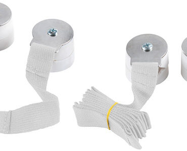 Un prodotto dalle dimensioni compatte ma altamente versatile.Ti permette di riporre il SUP o la passerella assicurandoli ai candelieri della barca.Il sistema viene fissato al tubolare con quattro morsetti che si adattano a un diametro variabile tra 20 e 28 mm, mentre due cinghie in nylon dalla lunghezza di 2 metri permettono un saldo fissaggio degli accessori di bordo.