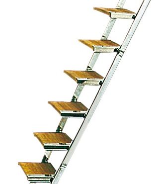 Con piano/gradini in legno. Struttura in acciaio inox lucidato a specchio.