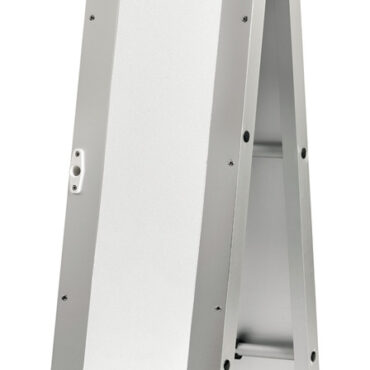 In alluminio anodizzato, con ripiano rivestito di materiale antisdrucciolevole bianco pieghevole. Versione pieghevole, le due parti si possono infatti separare tramite due spine a scatto inox.