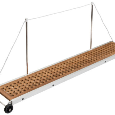 In alluminio anodizzato, completa di carabottino in vero teak originale del Siam. Munita di due candelieri in acciaio inox, rotelle in gomma, perno pivotante in acciaio inox e boccola da incasso.