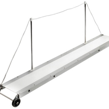 In alluminio anodizzato con ripiano rivestito di materiale antisdrucciolevole bianco, completa di due candelieri in acciaio inox, rotelle, perno pivotante in acciaio inox e boccola per l’incasso sul trincarino.