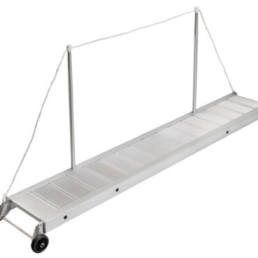 Prodotto di elevata qualità, con piano in alluminio rivestito da bande antisdrucciolevoli. Completa di candelieri e corrimano in cima.