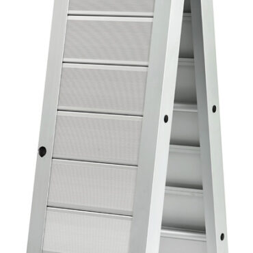 Prodotto di elevata qualità, con piano in alluminio rivestito da bande antisdrucciolevoli. Completa di candelieri e corrimano in cima.