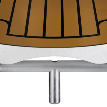 Struttura realizzata in carbonio a più strati e con profili d'alluminio di supporto. Cerniere in alluminio anodizzato.Ruote con carcassa inox, con anelli che permettono il sollevamento della passerella. Provvista di doppio perno pivotante.Si può montare con un solo perno e la passerella può brandeggiare, oppure con due perni che consentono il solo movimento verticale (entrambi i perni sono inclusi).Disponibile in diverse configurazioni di piano di calpestio:superficie anti-scivolo bianca, EVA marrone ed EVA grigio.