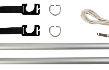 La passerella gonfiabile Osculati è realizzata in PVC nautico con ottima resistenza all'abrasione e ai raggi UV.La tecnologia Drop stitch utilizzata nei SUP la rendono straordinariamente rigida e sicura, garantisce il passaggio in sicurezza e praticità.Prevede una superficie antiscivolo in EVA sulla parte calpestabile superiore e nella parte inferiore degli slider in nylon per evitare l'usura sulla banchina.Per l’utilizzo la passerella può essere gonfiata con pompa manuale o elettrica ad una pressione di 15 PSI – 1 bar, successivamente viene sgonfiata e facilmente riposta in un gavone grazie ai suoi ingombri contenuti (80x30x15 cm).Un'altra funzione di questo prodotto è la sua possibilità di essere utilizzato come SUP dotato di pinne; rimuovendo gli slider di nylon si possono applicare due pinne ad incastro che permettono una buona navigata col remo. Per camminare sulla passerella con la massima sicurezza è disponibile come optional il kit corrimano (cod.42.681.90).E’ realizzato con due aste di diametro 30 mm in alluminio e cima nautica da 6 mm con corsone di tensionamento.Il sistema è facilmente applicabile e removibile con dei ganci ad alta tenuta sul bordo della passerella.