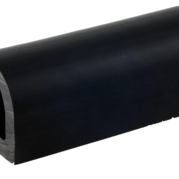 In PVC nero flessibile. Adatto anche a barche da lavoro.