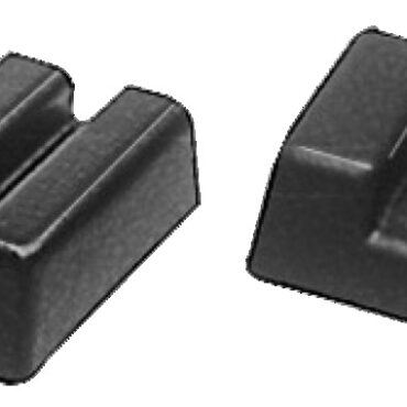 In PVC nero con inserto in PVC semirigido e copriviti bianco. L’inserto si monta a scatto. Coprifilo incorporato.