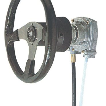 Per scafi fino a 9/10 m e velocità fino 50 MPH. Questo sistema permette di lasciare il volante senza che la rotazione dell’elica faccia virare lo scafo.