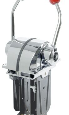 Universali per qualsiasi motore, funzione di controllo gas e invertitore. Dimensioni estremamente ridotte. Fabbricate in zama cromata. Disponibili nelle versioni ad azione doppia con disinnesto invertitore a pulsante, o ad azione singola in cui ogni leva controlla separatamente il cavo del gas o dell'inveritore. Usano qualsiasi cavo escluso C4. Già pronte per uso con cavi C2/C7/C8/MACHZero.Il kit X12 (45.012.00) OPTIONAL permette l'avviamento solo con motore in folle.Kit adattamento cavi:K60 (B301/B302) con cavi C5/C16/MACH5;K62 (B301/B302) con cavi C36/MACH36;K63 (B322) con cavi C5/C16/MACH5;K65 (B322) con cavi C36/MACH36;K67 (B322) con cavi C2/C7/C8/MACH0.Per cavi C36/MACH36 richiedere kit K62 (45.100.12). Per cavi C22 richiedere kit K61 (45.100.13).