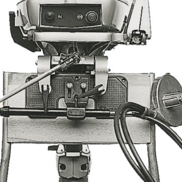 Dispositivo per l’installazione delle timonerie monocavo su gommoni motorizzati con fuoribordo non predisposti per l’inserimento del monocavo nel canotto di sterzo. Tale dispositivo evita di dover fissare allo specchio di poppa del gommone il cavo della timoneria. E’ un modello universale. E’ realizzato in alluminio anodizzato ed é formato da una piastra art. 47.763.92 + un morsetto regolabile + tubo per il fissaggio timoneria + delle piccole boccole in nylon di finitura da avvitare.