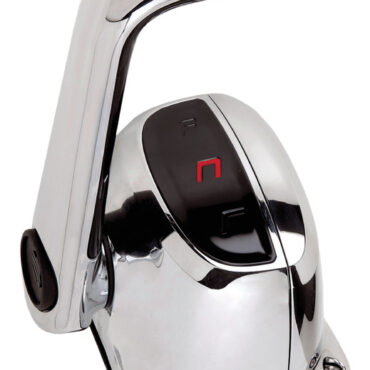 Scatola monoleva ad azione doppia per il controllo del gas e dell'invertitore.Disponibile con e senza LOCK in folle, con e senza trim.Nelle installazioni a doppio motore un singolo pulsante farà funzionare entrambe le leve.Mediante interruttore 45.012.00 l'avviamento si ottiene solo in neutrale (OPTIONAL).Utilizza tutti i cavi comando Ultraflex:- con cavi C14 non occorre alcun kit;- con cavi C2-C8-Mach0 il kit adattamento K59 è incluso;- con cavi C5-C16-Mach5 occorre acquistare il kit K60 (45.100.17);- con cavi C36-Mach36 occorre acquistare il kit K62 (45.100.12).