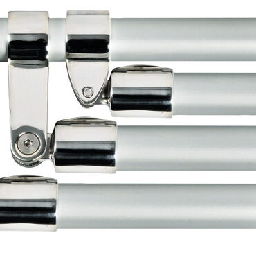 In acciaio inox AISI 316 lucidato a specchio. Questi snodi sono progettati per le grandi capottine, che prevedono una intelaiatura a 3 archi.