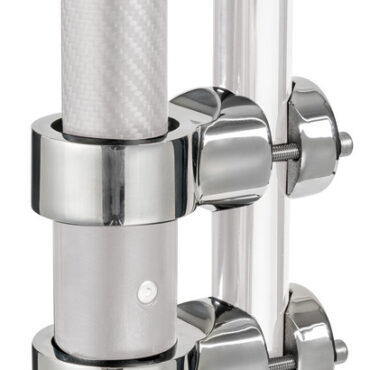 Doppio supporto da applicare al candeliere per il fissaggio del palo.Le boccole sono realizzate in accio inox e vengono assicurate al candeliere con una controflangia e due viti M6.Supporto inferiore cieco, mentre quello superiore è passante.