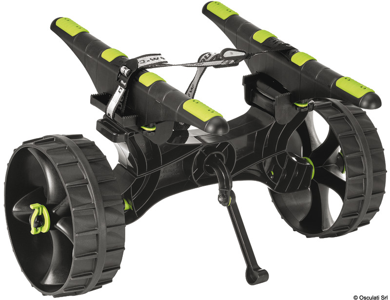 C-Tug R è l’evoluzione del carrello market leader C-Tug.Grazie ai binari di appoggio regolabli si adatta a tutti gli scafi garantendo il massimo equilibrio durante il traino. • Si smonta in pochi secondi.• Si stiva all'interno dei portelli.• Binari di appoggio da 20” (500 mm) con cuscinetti in gomma antiscivolo.• Realizzato in robusto polimero rinforzato.• Assi rinforzati in acciaio inox.• Ruote Kiwi antiforatura o SandTraKz per superfici sabbiose o lisce (garantiscono un’elevata scorrevolezza e facilità di trasporto).• Cinghia 2,8 m con fibbia in alluminio.• Cavalletto regolabile.• 5 anni di garanzia.