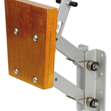 Struttura in alluminio anodizzato.Tavoletta in compensato marino multistrato verniciato.Molle inox, viteria inox. Quattro posizioni selezionabili.