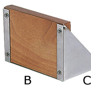 Fissaggio su piano con spalle in acciaio inox lucidato e tavola in compensato marino di mogano. Appositamente realizzato per imbarcazioni con plancetta di poppa dell’ultima generazione, integrata nella fabbricazione della barca. Si fissa sul lato superiore della plancetta.