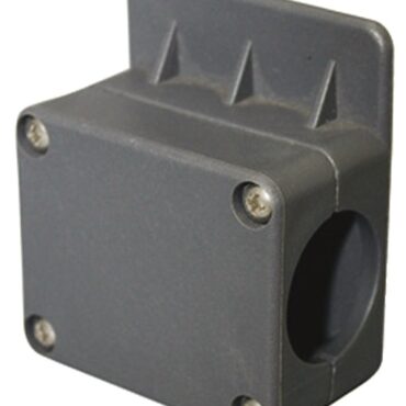 Realizzato con tubi di alluminio Ø32mm ed 1,6 mm di spessore.Consente l'alloggiamento sicuro e stabile di 6 canne da pesca.Completo di basi di fissaggio in nylon nero.