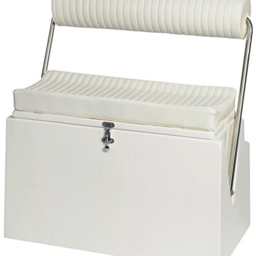 Fabbricato in vetroresina bianca e provvisto di seduta apribile uso gavone e di schienale ribaltabile onde poter usare il sedile fronte marcia oppure verso poppa. La ferramenta è tutta in acciaio inox. La cuscinatura in similpelle bianca.