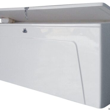 Fabbricato in VTR bianco con cerniere in acciaio inox e chiusura a leva in ottone cromato. Indicato anche come ripostiglio da installare in banchina, fronte posto barca.