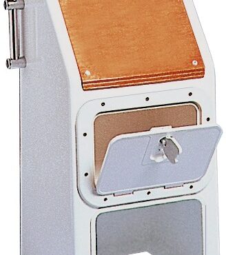 In vetroresina bianca, con inserti in compensato di mogano lamato. Accetta timonerie rotative di tutti i tipi. Fornita completa di corrimano in acciaio inox.