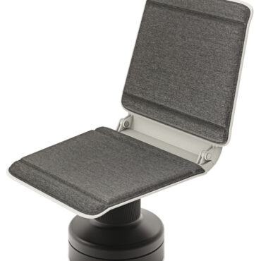 Innovativo sedile che trasforma senza sforzo qualsiasi verricello inattivo in un luogo privilegiato per il relax.Permette di ricavare un posto a sedere ampio durante la navigazione tranquilla o in banchina.Realizzato in resistente plastica rinforzata con fibra di vetro; il comfort è garantito dall'imbottitura in schiuma EVA a cellule chiuse e dal rivestimento in tessuto Agora® che offre una resistenza superiore all'acqua, alle macchie, alla muffa, allo sbiadimento e ai raggi UV.Ogni seduta viene fornita in un comodo sacchetto in cotone biologicoPeso massimo 110 kg.