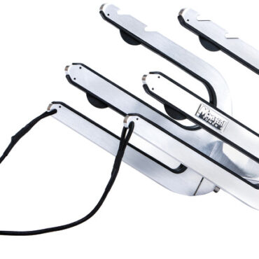 Equipaggiate con un sistema di aggancio e sgancio rapido che non richiede attrezzi. Possono adattarsi a qualsiasi tipo di tower (con tubi di diametro diverso da 64 mm ordinare il kit di collari 48.415.90).Bracci in alluminio e staffe in acciaio inox 303. Protezioni in gomma per proteggere le tavole e la barca. Elastici UV resistenti per fissare le tavole.