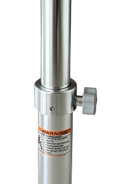 Fabbricate in alluminio anodizzato. La colonna si avvita sulla base con ingegnoso sistema "Thread lock" estremamente stabile. La base si fissa al pagliolo senza incasso, con una sporgenza di soli 20 mm.