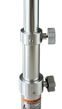 Fabbricate in alluminio anodizzato. La colonna si avvita sulla base con ingegnoso sistema "Thread lock" estremamente stabile. La base si fissa al pagliolo senza incasso, con una sporgenza di soli 20 mm.