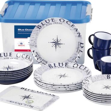 Serie di stoviglie realizzate in materiali plastici ad uso alimentare che si differenziano per le seguenti caratteristiche:1) fondo anti-slip che - mediante l’utilizzo di una guarnizione in gomma integrata nel fondo delle stoviglie - garantisce stabilità e riduce fortemente le cadute e le possibilità di spostamento;2) resistenza al calore, al freddo e all’umidità, che le rende lavabili in lavastoviglie e utilizzabili in congelatore; 3) ottima resistenza agli urti e facilità di pulizia.Le stoviglie sono realizzate in Melamina alimentare di alta qualità; le tazze in reslyn, un materiale termoplastico 100% BPA free caratterizzato da ottime proprietà isolanti e utilizzabile fino a 95°C; i bicchieri in SAN trasparente di elevata brillantezza.