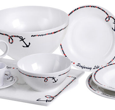 Serie di stoviglie realizzate in materiali plastici ad uso alimentare con le seguenti caratteristiche:1) fondo anti-slip, mediante l’utilizzo di una guarnizione in silicone integrata nel fondo delle stoviglie garantisce stabilità e riduce le cadute e le possibilità di spostamento;2) resistenza al calore, al freddo e all’umidità, che le rende lavabili in lavastoviglie e utilizzabili in congelatore;3) ottima resistenza agli urti e facilità di pulizia.Le stoviglie sono realizzate in Melamina alimentare di alta qualità.Tutti i set (escluso insalatiera e vassoio) sono confezionati in elegante scatola espositiva/regalo.