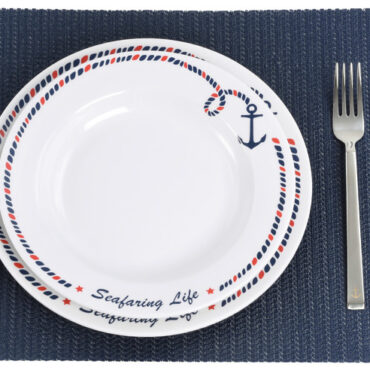 Evita la caduta di piatti o posate col rollio o beccheggio. Il materiale ha un piacevole aspetto di “tessutone in cotone” e dona una nota calda alla tavola.