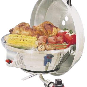 In acciaio inox lucidato. Tutti i componenti sono collegati tra loro per evitare cadute in mare. Coperchio posizionabile come paravento. Completo di regolatore di pressione per bombole CAMPING GAZ di alluminio (CV270/470).