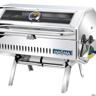 Modello in acciaio inox lucidato. Alimentazione a gas con bombole Camping Gaz. Completi di supporti pieghevoli che permettono di usarlo a terra in area PIC-NIC. Gli schermi incorporati nel sistema di grigliatura sono anti-fiamma, anti-esplosione e rendono uniforme su tutta la superficie il calore di cottura. Accensione elettronica. Completo di regolatore di pressione per bombole Camping Gaz di alluminio (CV270/470).Accensione piezoelettrica + termometro.