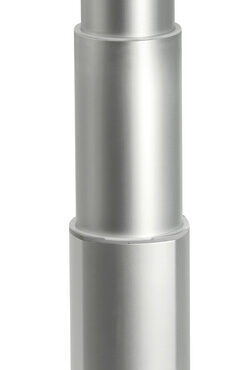 Fabbricata in alluminio anodizzata con componentistica per uso interno ed esterno. Per azionare la gamba è necessario l'interruttore 48.749.01Ideali per montaggio in coppia. In caso di utilizzo singolo il tavolo può ruotare.E' possibile realizzare altezze personalizzate con un ordine minimo di 10 pezzi.