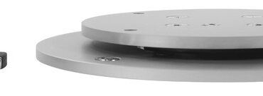 Fabbricata in alluminio anodizzato con componentistica per uso interno ed esterno.Da incassare nel pavimento. Disponibile sia in versione fissa sia con sistema di rotazione del tavolo a 90°.Per azionare le gambe è necessario un interruttore 6 poli per invertire la polarità.Per lotti minimi di 10 pezzi e possibile realizzare altezze.