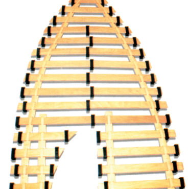 Realizzata con doghe multistrato in faggio verniciato a 5 strati (8 mm) oppure 6 strati (10 mm) realizzata in senso unidirezionale per garantire la migliore elasticità.Collegate tra loro con un nastro in gomma sintetica. No umidità e muffa sotto il letto. Tagliando le doghe con un seghetto è possibile adattarle ad ogni forma.