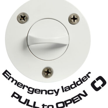 Alloggiamento costituito da un vano in termopolimero a tenuta stagna. Scaletta con montanti in treccia nylon e gradini in termopolimero ad alta resistenza. Si installa sopra la linea di galleggiamento. L'uso è semplicissimo: la persona in mare tira l'anello del tappo di chiusura e questa operazione fà uscire la scaletta dal suo alloggiamento. Venduto in confezione espositiva.