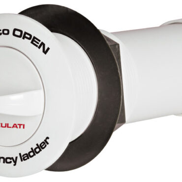 Alloggiamento costituito da un vano in termopolimero a tenuta stagna. Scaletta con montanti in treccia nylon e gradini in termopolimero ad alta resistenza. Si installa sopra la linea di galleggiamento. L'uso è semplicissimo: la persona in mare tira l'anello del tappo di chiusura e questa operazione fà uscire la scaletta dal suo alloggiamento. Venduto in confezione espositiva.