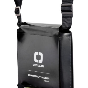 Scaletta di soccorso che permette di risalire a bordo in caso di emergenza.Si fissa al pulpito di poppa in modo semplice e immediato.Dati tecnici:- fabbricata in nastro di poliestere, gradini irrigiditi tramite inserti in fibra di vetro;- gradini con banda FLUO per una migliore visibilità notturna;- contenitore con banda retroriflettente;- fissaggio al pulpito tremite 2 fibbie in acciaio inox satinato nero + 2 bottoni a molla TENAX;- materiale involucro in PVC.