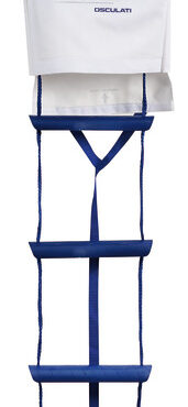 Si lascia attaccata al pulpito. In caso di uomo a mare, egli può tirare l’apposita cima collegata all’involucro protettivo, srotolando in mare la scala per risalire a bordo. Ideale per navigatori solitari.