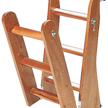 Gradini rivestiti con antiderapante 49.105.01. Ferramenta completamente in ottone cromato. Sono complete di ganci, cerniere, fermo laterale e gommini di appoggio. Sono adatte sia per scafi a motore che a vela.