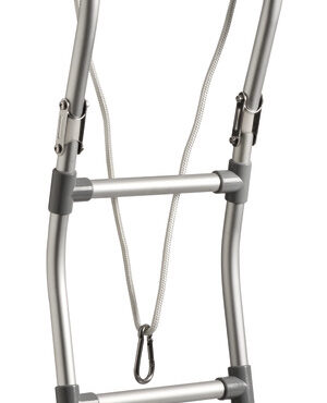 Realizzata in l.l. anodizzata pieghevole, é leggerissima e galleggiante. Completa di moschettone inox e cima di fissaggio. Per l’aggancio del moschettone (vedi nostri articoli 39.170.91; 39.170.92).