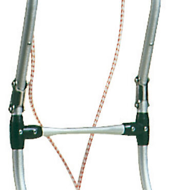Realizzata in l.l. anodizzata pieghevole, é leggerissima e galleggiante. Completa di moschettone inox e cima di fissaggio. Per l’aggancio del moschettone (vedi nostri articoli 39.170.91; 39.170.92).