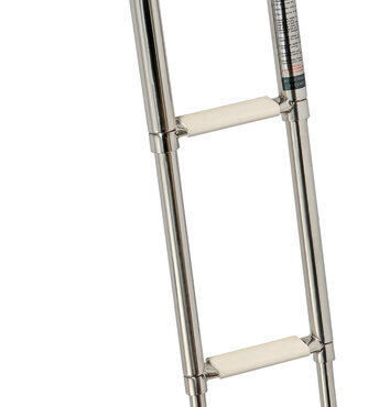 Completamente in acciaio inox lucidato a specchio. Gradini ovali con pedana in plastica bianca, versione con fermo frontale scatolato della parte sfilabile.